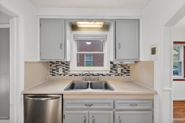 9006 Quandt Avenue, Allen Park, MI 48101