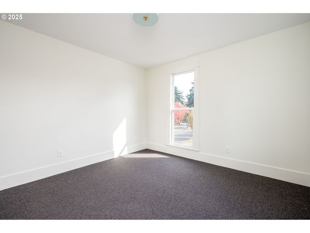 974 Ne WINONA St, Portland, OR 97211