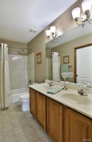 548 Crown Passage Drive, St Charles, MO 63303