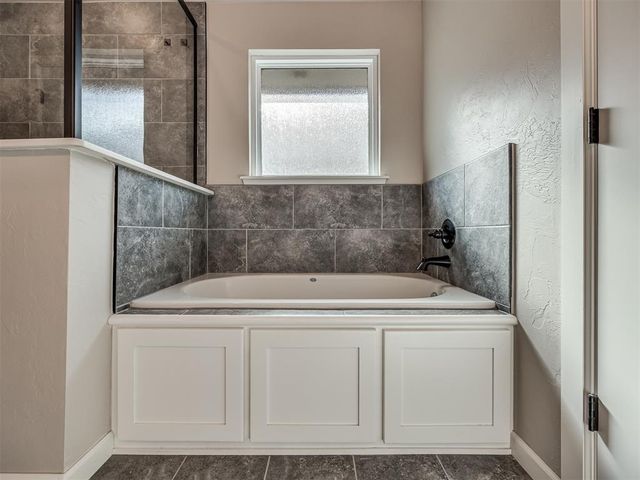 2001 Aminas Way, Yukon, OK 73099