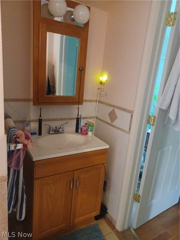42 N Clover Avenue, Niles, OH 44446