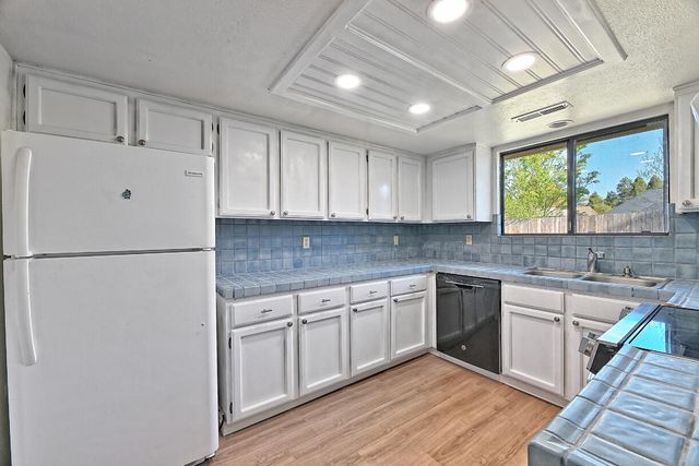 2429 E Barnett Road, Medford, OR 97504
