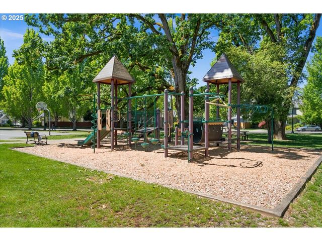 5836 Ne FARNHAM St, Hillsboro, OR 97124