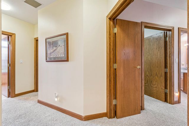 1326 Maxhelen Blvd Apt 1B, Waterloo, IA 50701