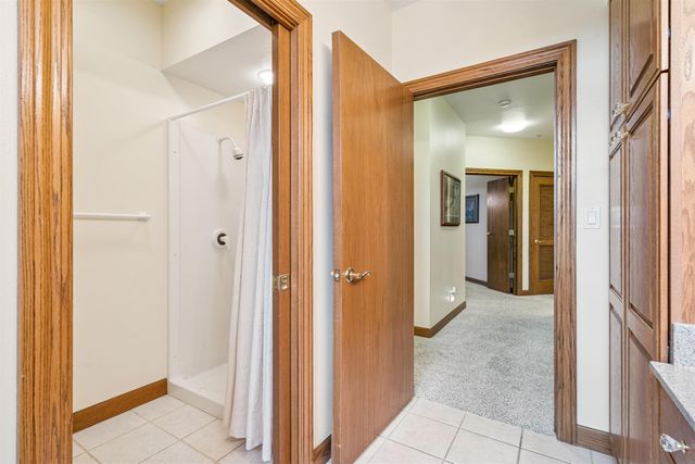 1326 Maxhelen Blvd Apt 1B, Waterloo, IA 50701