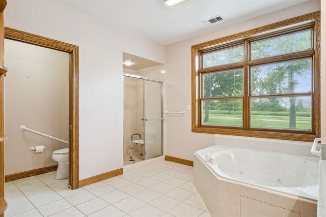 1326 Maxhelen Blvd Apt 1B, Waterloo, IA 50701