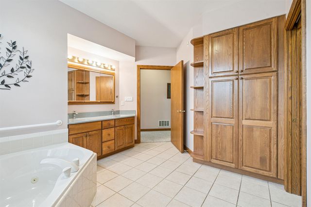 1326 Maxhelen Blvd Apt 1B, Waterloo, IA 50701