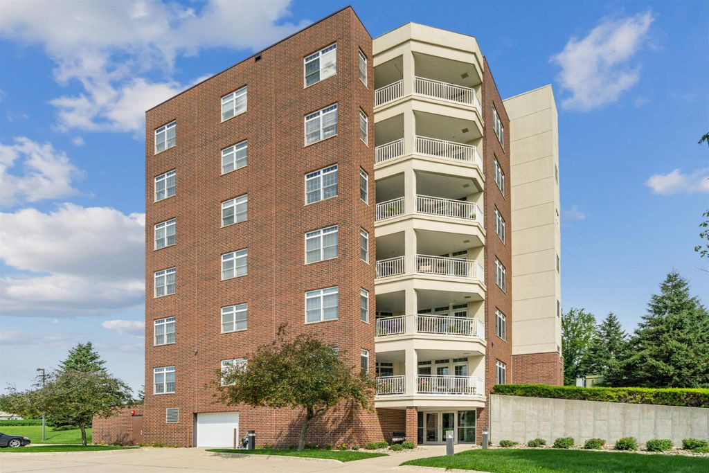 1326 Maxhelen Blvd Apt 1B, Waterloo, IA 50701