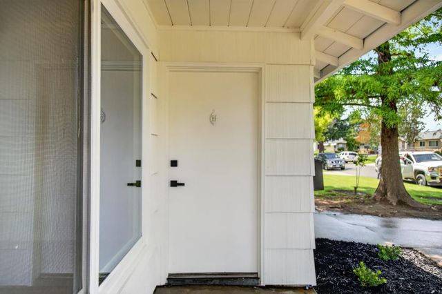 1924 Edwin, Sacramento, CA 95815