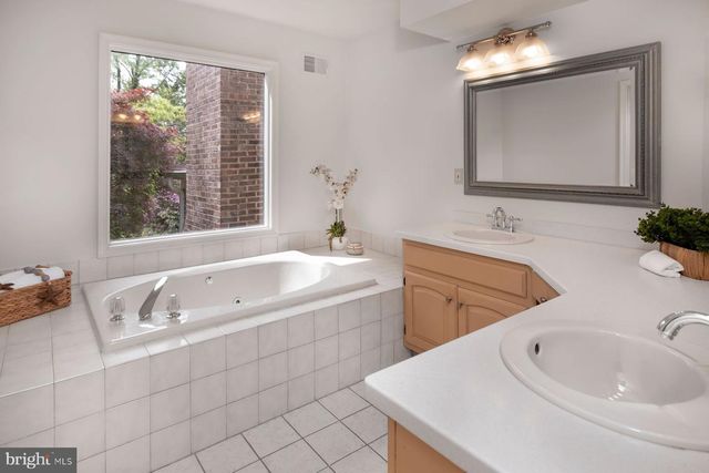 1 BUCKINGHAM DR, Princeton, NJ 08540