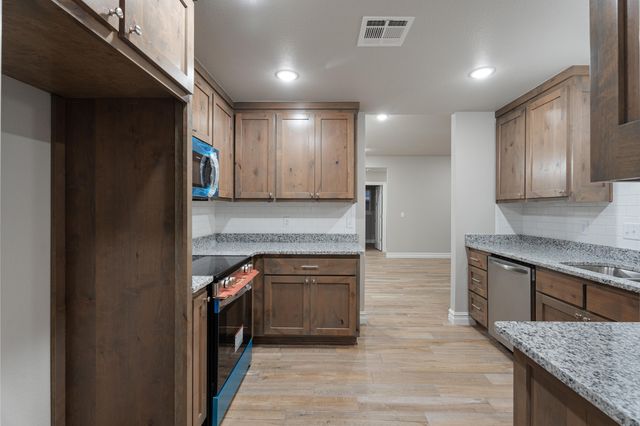 1129 Center Court Circle, Grove, OK 74344