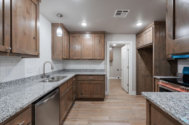 1129 Center Court Circle, Grove, OK 74344