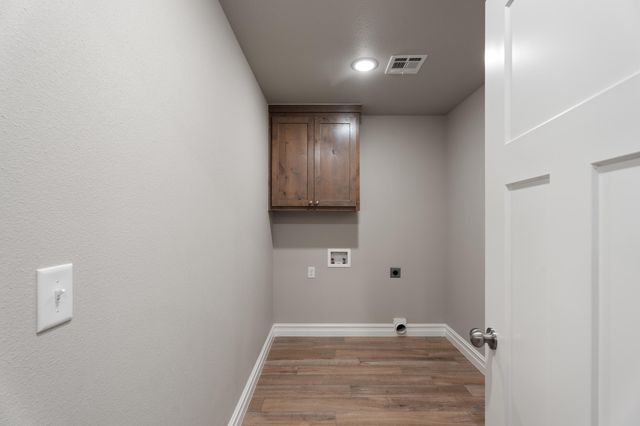 1129 Center Court Circle, Grove, OK 74344