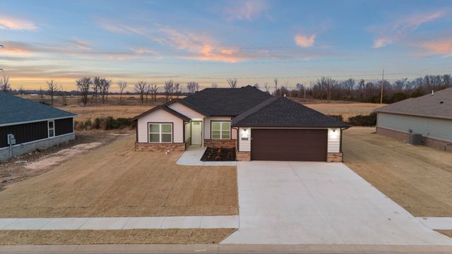 1129 Center Court Circle, Grove, OK 74344
