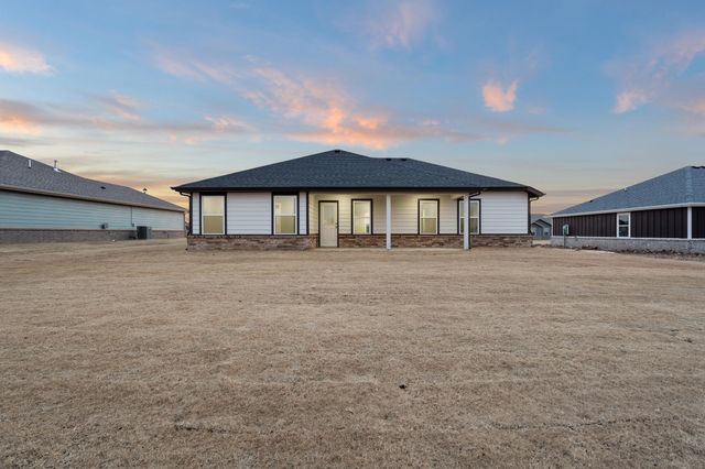 1129 Center Court Circle, Grove, OK 74344
