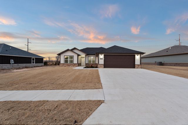 1129 Center Court Circle, Grove, OK 74344