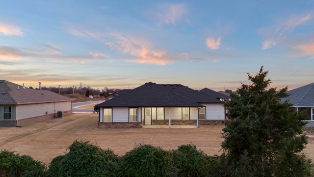 1129 Center Court Circle, Grove, OK 74344