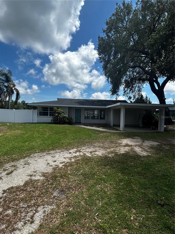 Image 4 of property listing at 11 SE KINGS BAY DRIVE, Crystal River, FL 34429