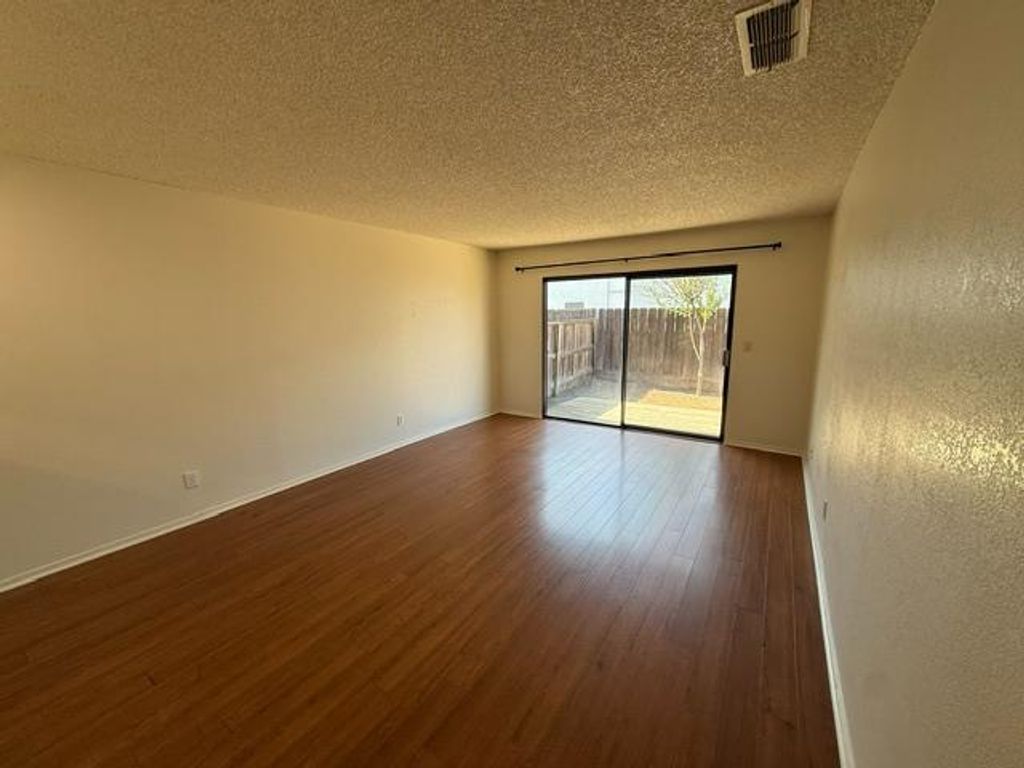 Image 7 of property listing at 4869 E Butler Avenue # 102, Fresno, CA 93727