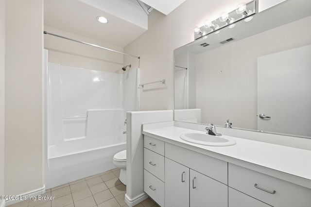 300 Penruth Ave, Louisville, KY 40207