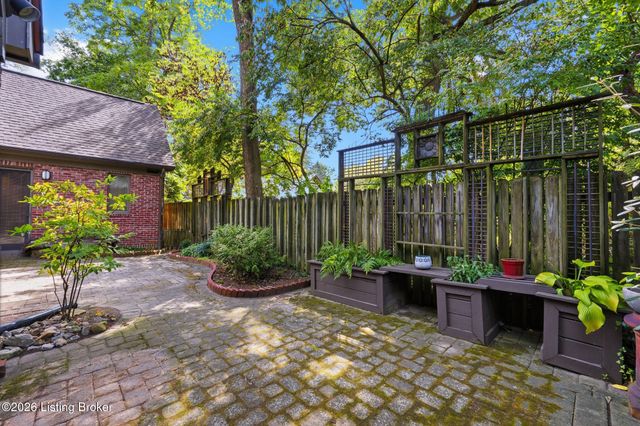 300 Penruth Ave, Louisville, KY 40207