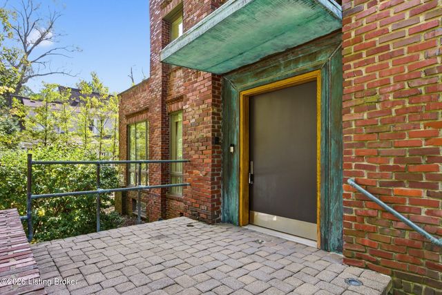 300 Penruth Ave, Louisville, KY 40207