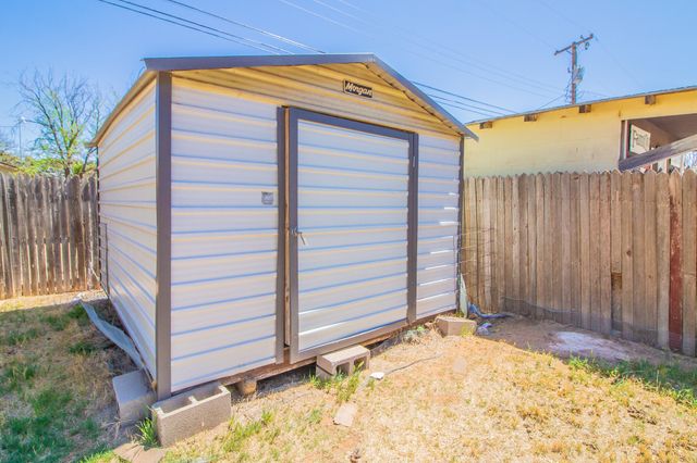 133 Elgin Avenue, Levelland, TX 79336