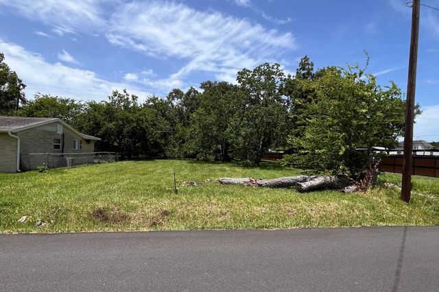 402 Bay Oaks Drive, La Porte, TX 77571