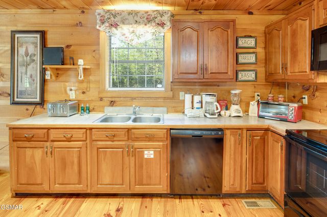 1433 Twin Rock Drive, Sevierville, TN 37862