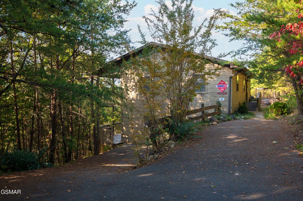 1433 Twin Rock Drive, Sevierville, TN 37862