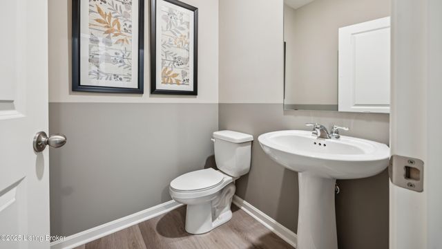 8112 Cedar Meadows Ln, Louisville, KY 40229