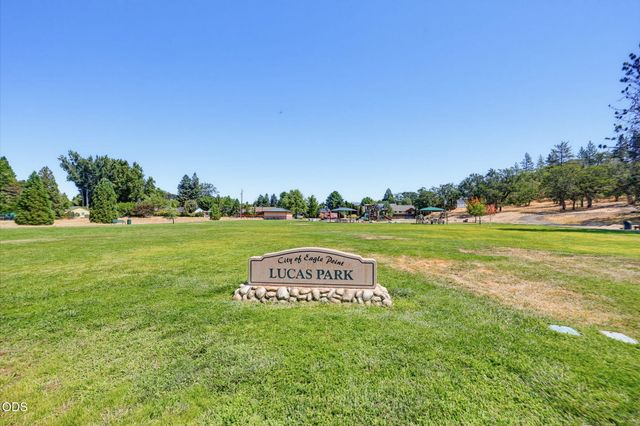 155 Glenwood Drive, Eagle Point, OR 97524