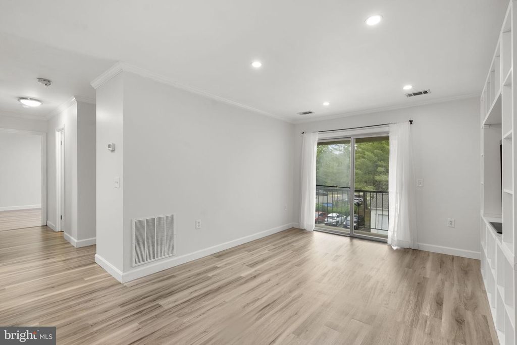 Image 10 of property listing at 18328 STREAMSIDE DR #304, Gaithersburg, MD 20879