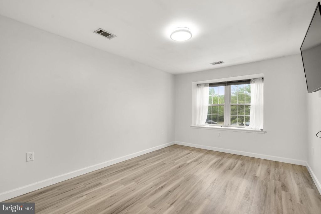 Image 11 of property listing at 18328 STREAMSIDE DR #304, Gaithersburg, MD 20879