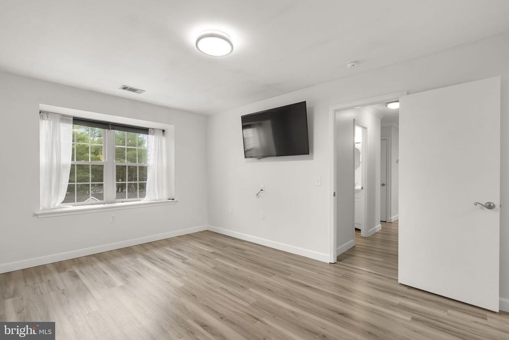 Image 12 of property listing at 18328 STREAMSIDE DR #304, Gaithersburg, MD 20879