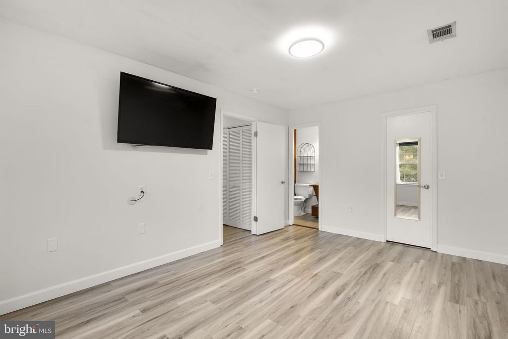 Image 13 of property listing at 18328 STREAMSIDE DR #304, Gaithersburg, MD 20879