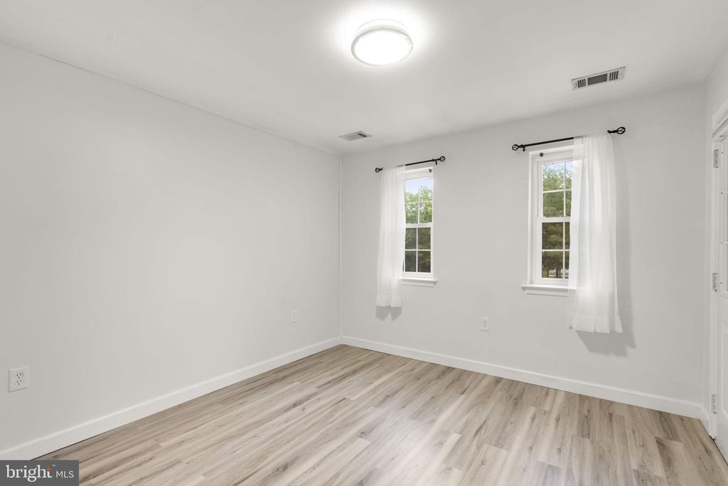 Image 15 of property listing at 18328 STREAMSIDE DR #304, Gaithersburg, MD 20879