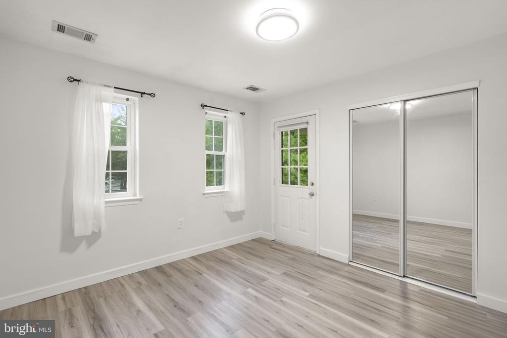 Image 16 of property listing at 18328 STREAMSIDE DR #304, Gaithersburg, MD 20879
