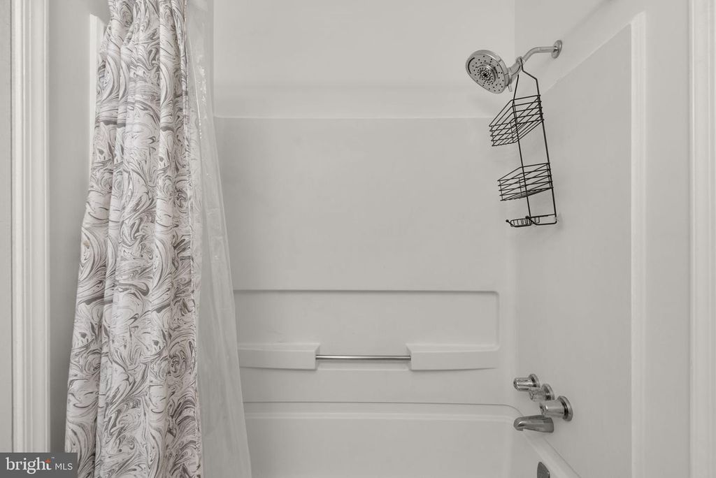Image 19 of property listing at 18328 STREAMSIDE DR #304, Gaithersburg, MD 20879