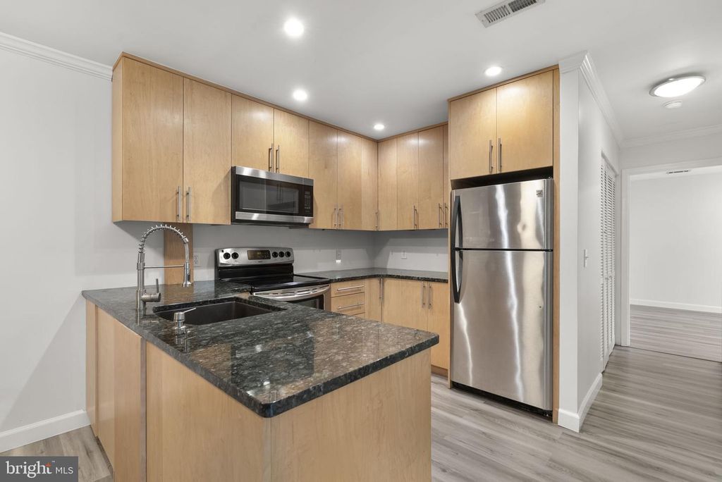 Image 4 of property listing at 18328 STREAMSIDE DR #304, Gaithersburg, MD 20879