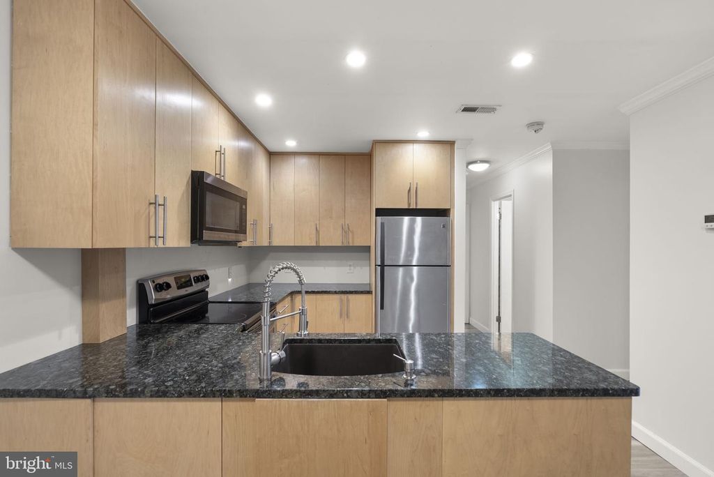 Image 5 of property listing at 18328 STREAMSIDE DR #304, Gaithersburg, MD 20879