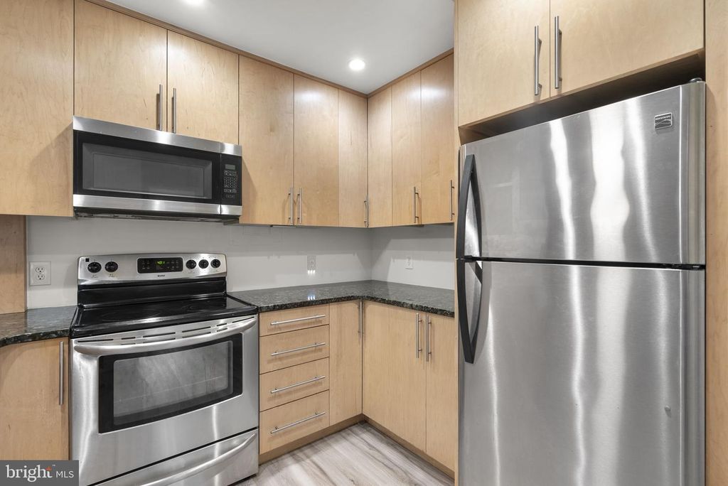 Image 6 of property listing at 18328 STREAMSIDE DR #304, Gaithersburg, MD 20879