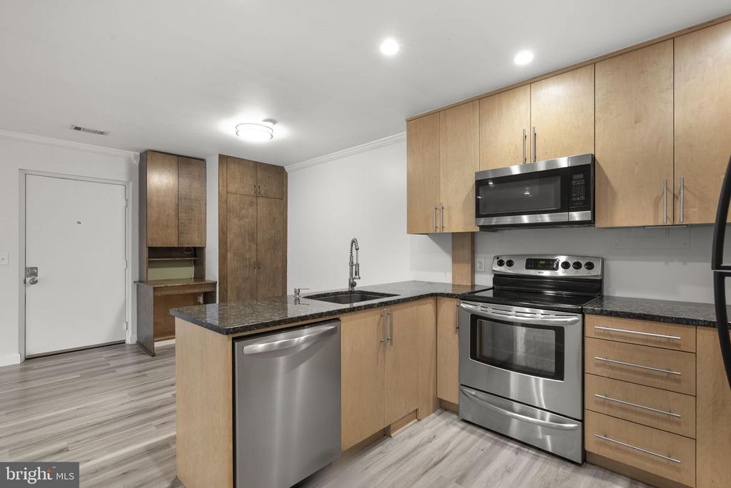 Image 7 of property listing at 18328 STREAMSIDE DR #304, Gaithersburg, MD 20879