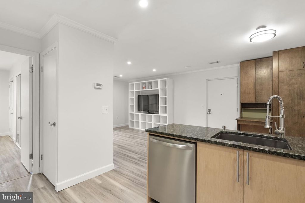 Image 8 of property listing at 18328 STREAMSIDE DR #304, Gaithersburg, MD 20879