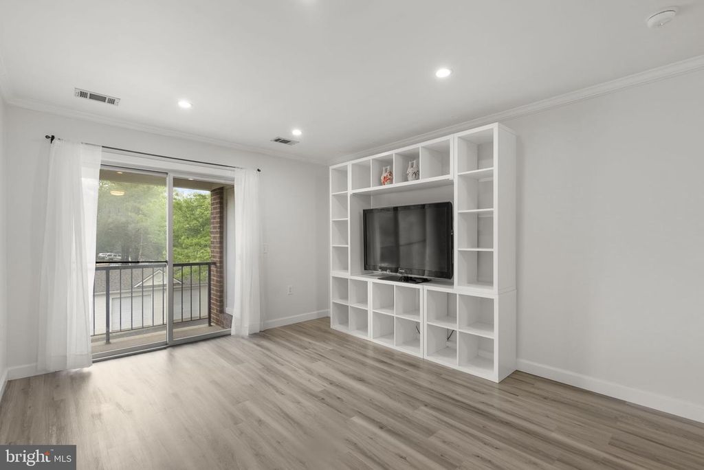 Image 9 of property listing at 18328 STREAMSIDE DR #304, Gaithersburg, MD 20879