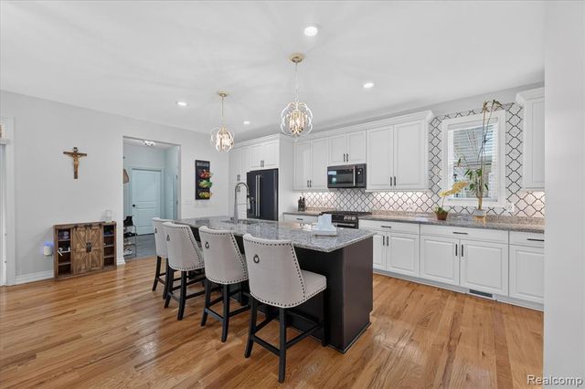 18735 Newport, Macomb, MI 48042