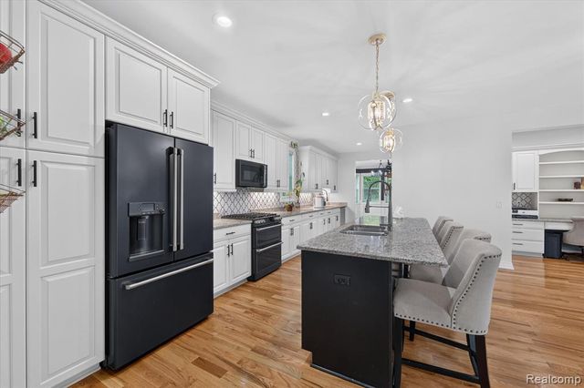18735 Newport, Macomb, MI 48042