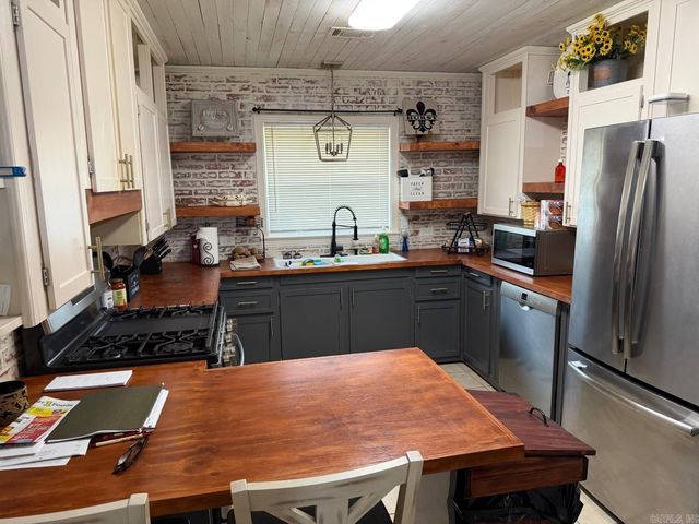 2520 Goza Ave, Camden, AR 71701