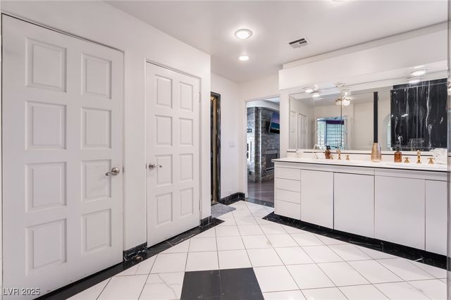 909 Cashman Drive, Las Vegas, NV 89107