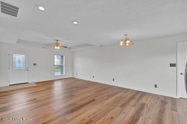 72 Lone Oak Dr, Eminence, KY 40019